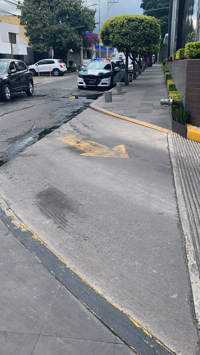 Rollohh's tweet photo. @UCS_GCDMX manden una grúa haber si así se mueve la patrulla av. fuentes y agua col. Jardines del pedregal https://t.co/OOFvwJ3Uev