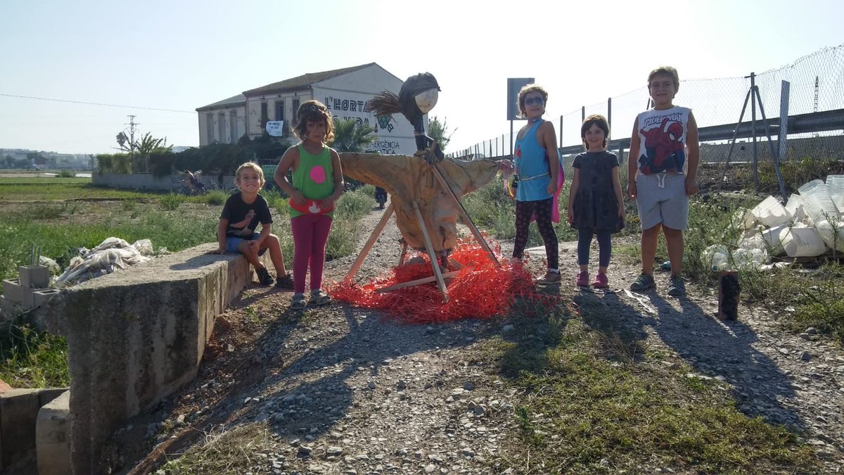Xiquetes guerrilleres de l’horta!

El futur és nostre.
La victòria és nostra.
Però, sobretot, la Història és nostra.
I, recordem, la fem els Pobles.

Al #FornDeBarraca, continuem la lluita. #LesNostresArrelsNoNaixenDelCiment