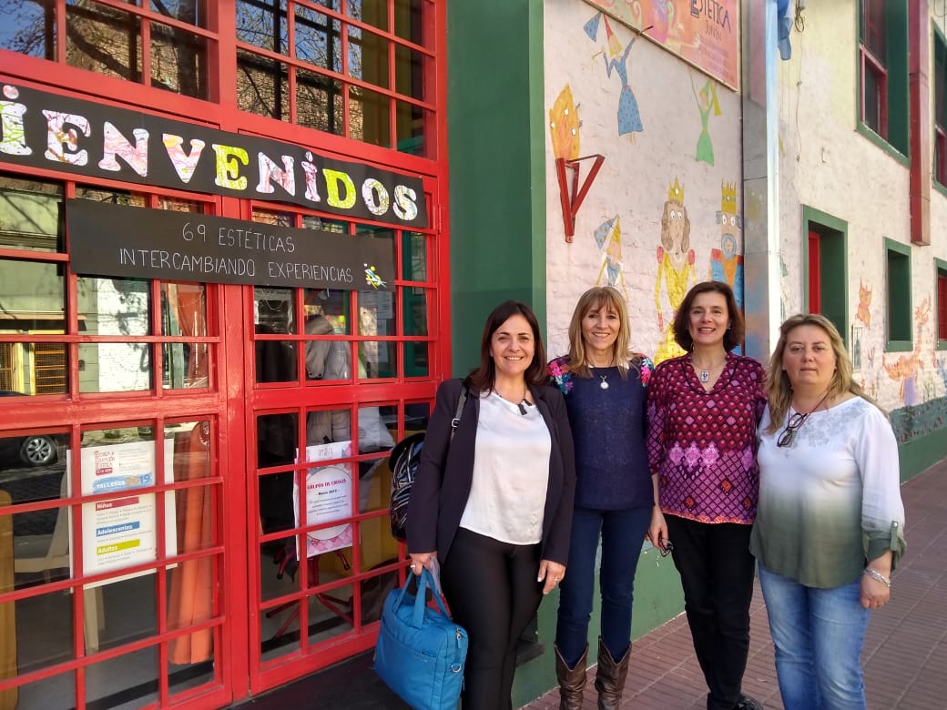 JDistritaljunin's tweet photo. Hoy en #Junin la visita de la Directora de la Modalidad de Artística Myrian Valenzuela junto a sus asesores. Jornada de intercambio entre escuelas de Estética de varios distritos👏👏 @InspeccionGral @MariniEmilse @FloRotas @petreccapablo @adriana_frega @m_alejandrafa https://t.co/nG6BoxWIkC