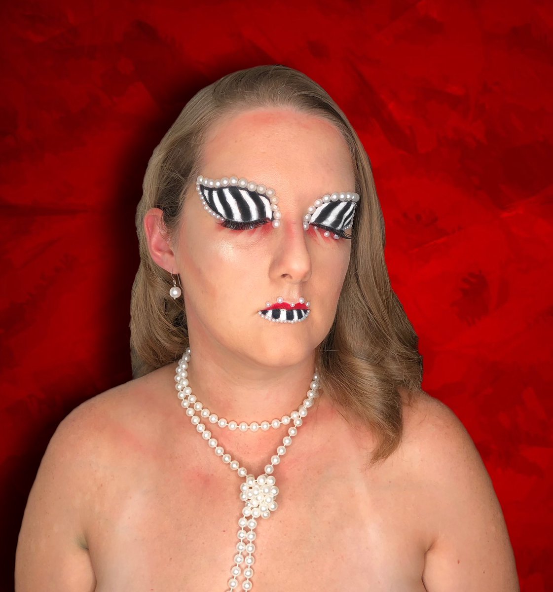 learnwithlib's tweet photo. Whatโs black & white & red all over? โค๏ธ๐ค
This is one of my personal favorites Iโve done so far! ๐
#whatsblackandwhiteandredallover #blackandwhitemakeup #stripedmakeup #stripedlips #flatbackpearls #pearlmakeup #pearlknotnecklace https://t.co/YRu3EI1pTH