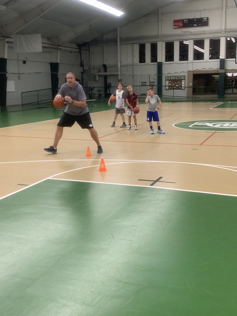 coachlutzeier's tweet photo. Watching the best @Skr_TNBA teach the next wave of northeast Ohio’s future ballers! @tNBA_CLE @tNBA_ORL #collaboration #welearnwednesday #alwayslearning #trainwithshane #thisistnba https://t.co/WO3KOZWrrx