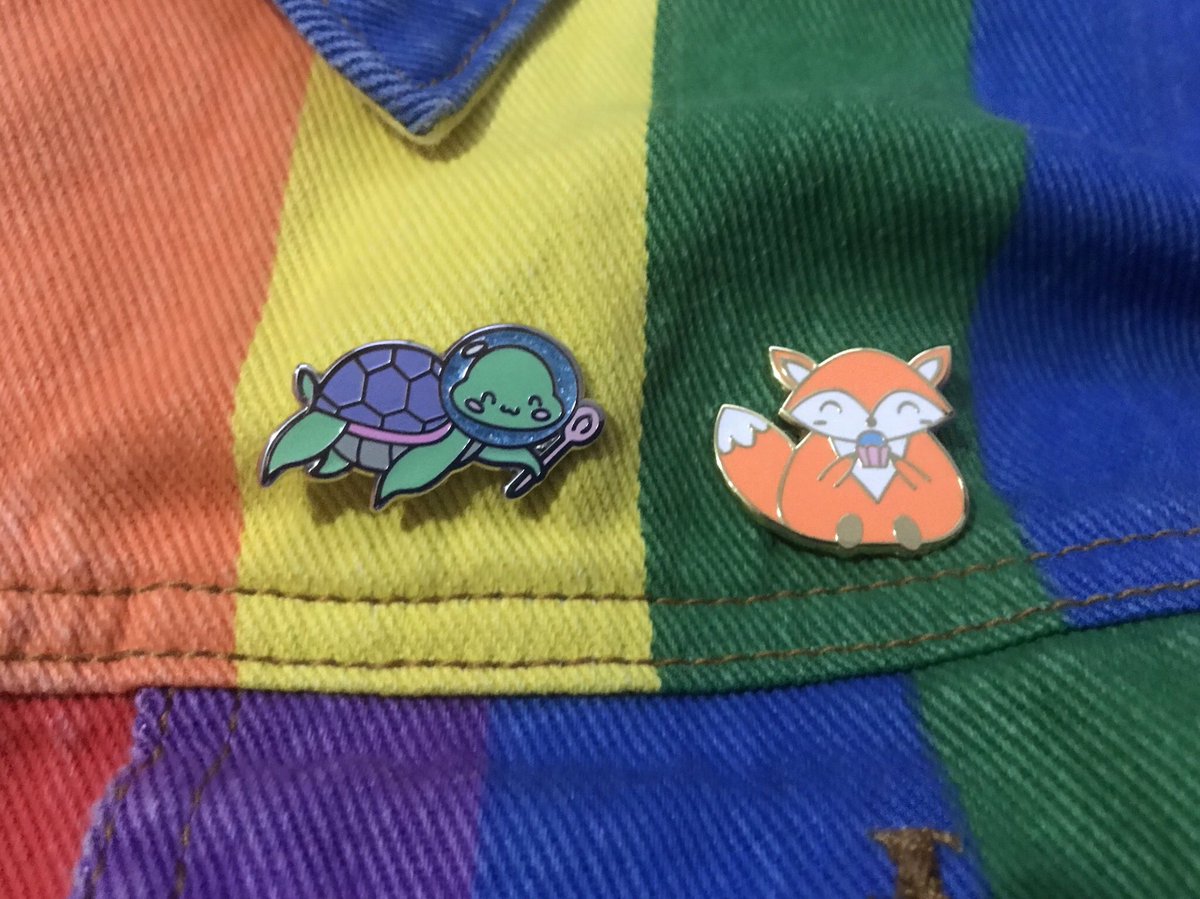 LaurenTimperley's tweet image. Well my @kimjoyskitchen pins are taking pride of place on the brightest item of clothing I own! See you tomorrow! #pins #kimjoy #spaceturtle