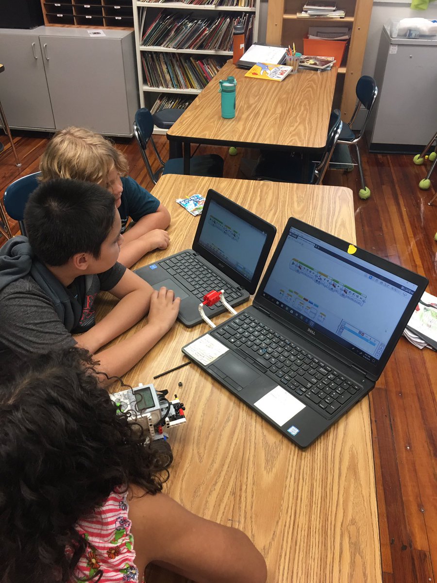 ajes_lego's tweet photo. #teampic and we worked on coding and figured out how to use a touch sensor! #fll #firstlegeague #ev3 https://t.co/cThIuf4vK9