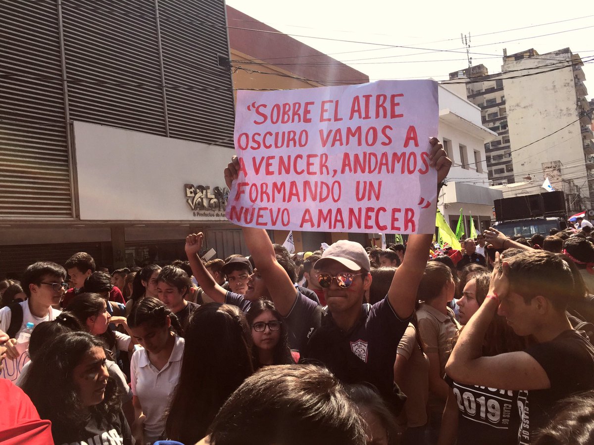 iaraguau's tweet photo. Nosotros, los jóvenes, nos despertamos para cambiar el presente y adueñarnos del futuro.
Está en nuestras manos hacer el cambio, porque las manos que ahora manejan el mundo están sucias.
#SinInversiónNOHayEducación #FENAES https://t.co/1TB0H7uSFZ