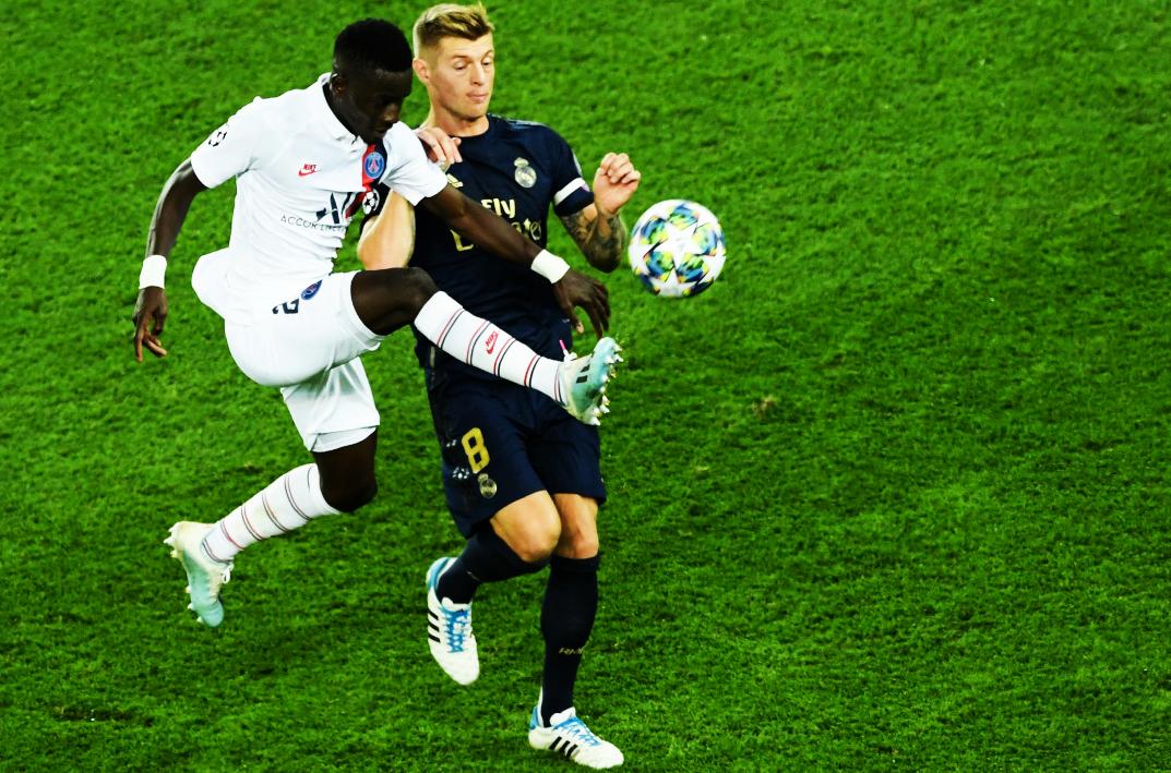 InvictosSomos's tweet photo. Idrissa Gueye contra el Real Madrid: 90 minutos, completó 69 de 74 pases (93% efectividad), generó 3 ocasiones, 1 asistencia, ganó 9 de 16 duelos individuales, 6 recuperaciones, éxito en 3 de 3 regates y 2 intercepciones. El dueño del mediocampo. La pesadilla de Toni Kroos. MVP. https://t.co/M1xggv1vdL