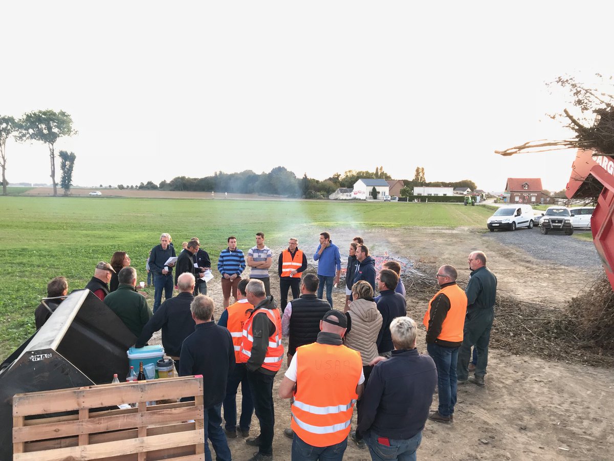 JYBricout's tweet photo. Les feux 🔥de la colère des agriculteurs de l’Aisne !
Stop à l’Agribashing !
Stop aux dénigrements
Nous faisons notre métier et nous le faisons bien ! Laissez nous travailler
⁦@usaa_02⁩ ⁦@FRSEAHdF⁩ ⁦@FNSEA⁩ ⁦@ChLambert_FNSEA⁩ ⁦@FnseaGBP⁩ ⁦@TF1⁩ https://t.co/ZVSAVuI9Bc