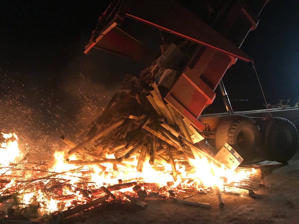 Jean-Yves Bricout (@jybricout) on Twitter photo Les feux 🔥de la colère des agriculteurs de l’Aisne !
Stop à l’Agribashing !
Stop aux dénigrements
Nous faisons notre métier et nous le faisons bien ! Laissez nous travailler
<a href="/usaa_02/">USAA 02</a> <a href="/FRSEAHdF/">FRSEA Hauts de France</a> <a href="/FNSEA/">La FNSEA</a> @ChLambert_FNSEA <a href="/FnseaGBP/">FNSEA Grand Bassin Parisien</a> <a href="/TF1/">TF1</a> Les feux 🔥de la colère des agriculteurs de l’Aisne !
Stop à l’Agribashing !
Stop aux dénigrements
Nous faisons notre métier et nous le faisons bien ! Laissez nous travailler
<a href="/usaa_02/">USAA 02</a> <a href="/FRSEAHdF/">FRSEA Hauts de France</a> <a href="/FNSEA/">La FNSEA</a> @ChLambert_FNSEA <a href="/FnseaGBP/">FNSEA Grand Bassin Parisien</a> <a href="/TF1/">TF1</a>