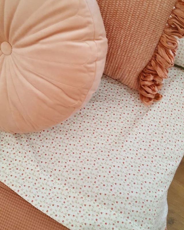 Cocochicdeco's tweet photo. Los pequeños detalles si importan🌸

Cuando piensas en la casa 🏠 de tus sueños seguro que está llena de detalles. ▫️Vamos a centrarnos en especial en los TEXTILES.

Mires 👀 en la estancia que mires siempre hay textiles sábanas, colchas, cojines, edred… https://t.co/o0NGI08bqZ https://t.co/hZkMW4OirT