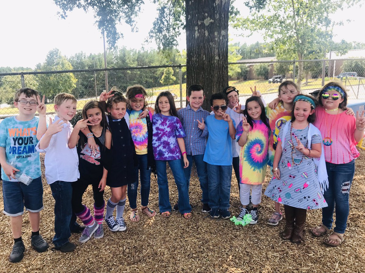 MrsFergusonAES's tweet photo. 70’s day! #groovy #Armucheehomecoming #AESthirdgrade https://t.co/sqibcx5dwf