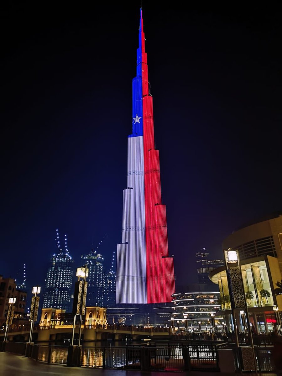 theas_nitvork's tweet photo. Emiratos Árabes 🇦🇪 se viste de 🇨🇱 !!  Esta noche, la torre más alta del mundo - Burj Khalifa - en Dubai y la torre ADNOC en Abu Dhabi lucieron la bandera chilena.  Asimismo, el Palacio Presidencial lució los colores patrios. https://t.co/b4vluehBr3