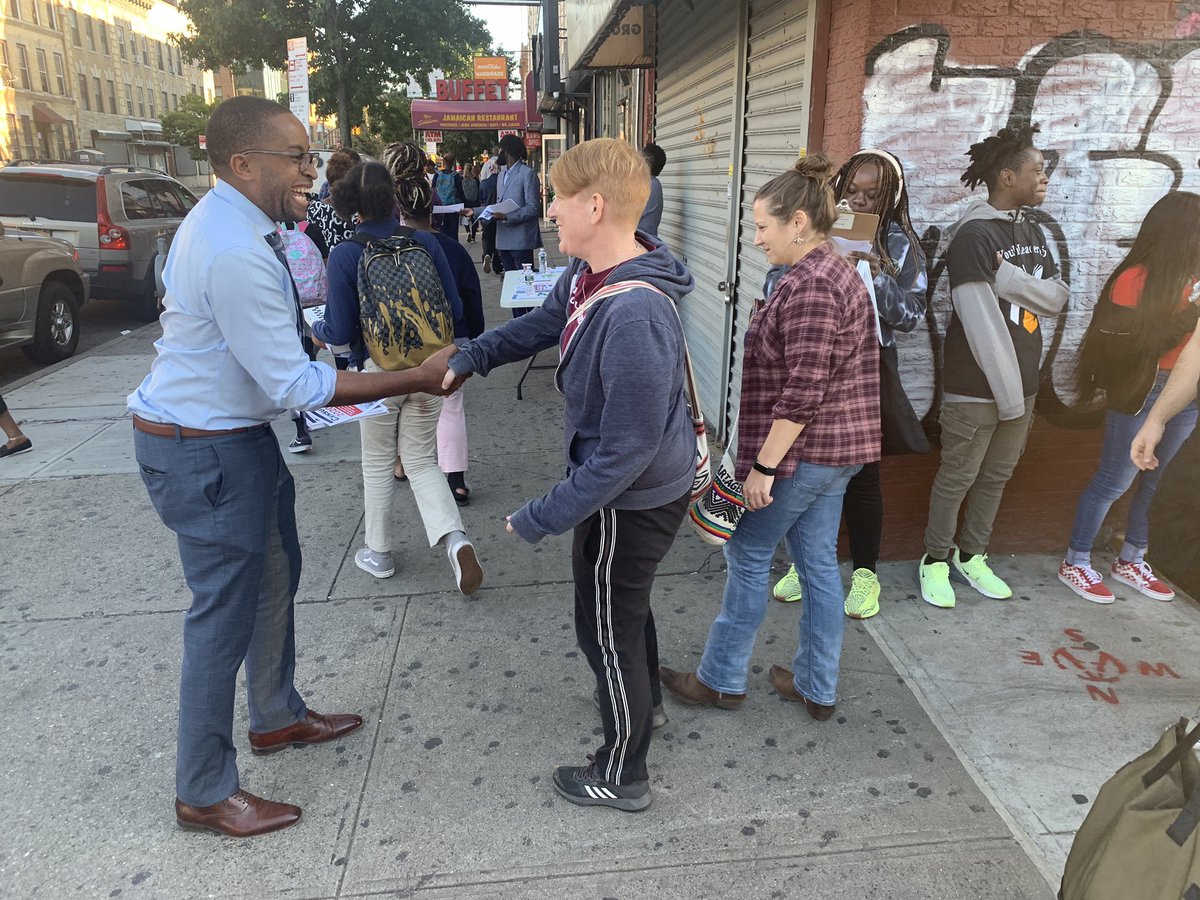 SenatorMyrie's tweet photo. We’re at #ZonYourBlock talking to people about the #census2020, our upcoming #KnowYourRights events, and listening to folks’ concerns. Come see us! https://t.co/1L3Cr2T6jv