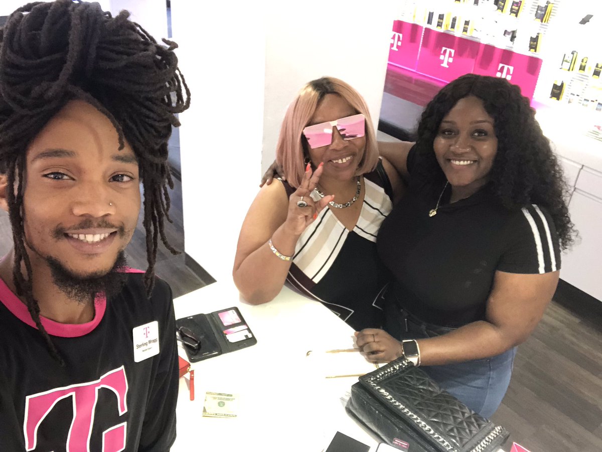 BreitfelderTony's tweet photo. My man Sterling bringing everyone's family and friends to the #Magenta family. Come down to 6th Street and get treated like family! @jeffbookout @CaseJason @gary_weisgerber @CinciSusieD https://t.co/m5U13jQFDO