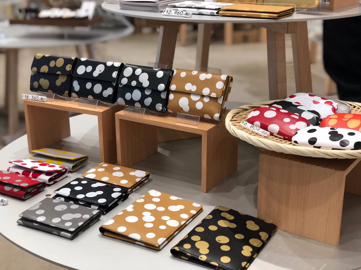 mono_sumida's tweet photo. 【#すみだレザーフェア 開催中‼︎】
KITTE丸の内3階 GOOD DESIGN STORE by NOHARAで
墨田区の革製品を扱ったフェアを開催中です👛

魅力溢れる革製品が揃っています✨
ぜひ、足をお運びください！

▽詳しくはこちらから…
https://t.co/WCQ9ov6LdI…

#すみだモダン #墨田区 #sumida #sumidamodern https://t.co/tl2t75BEW5