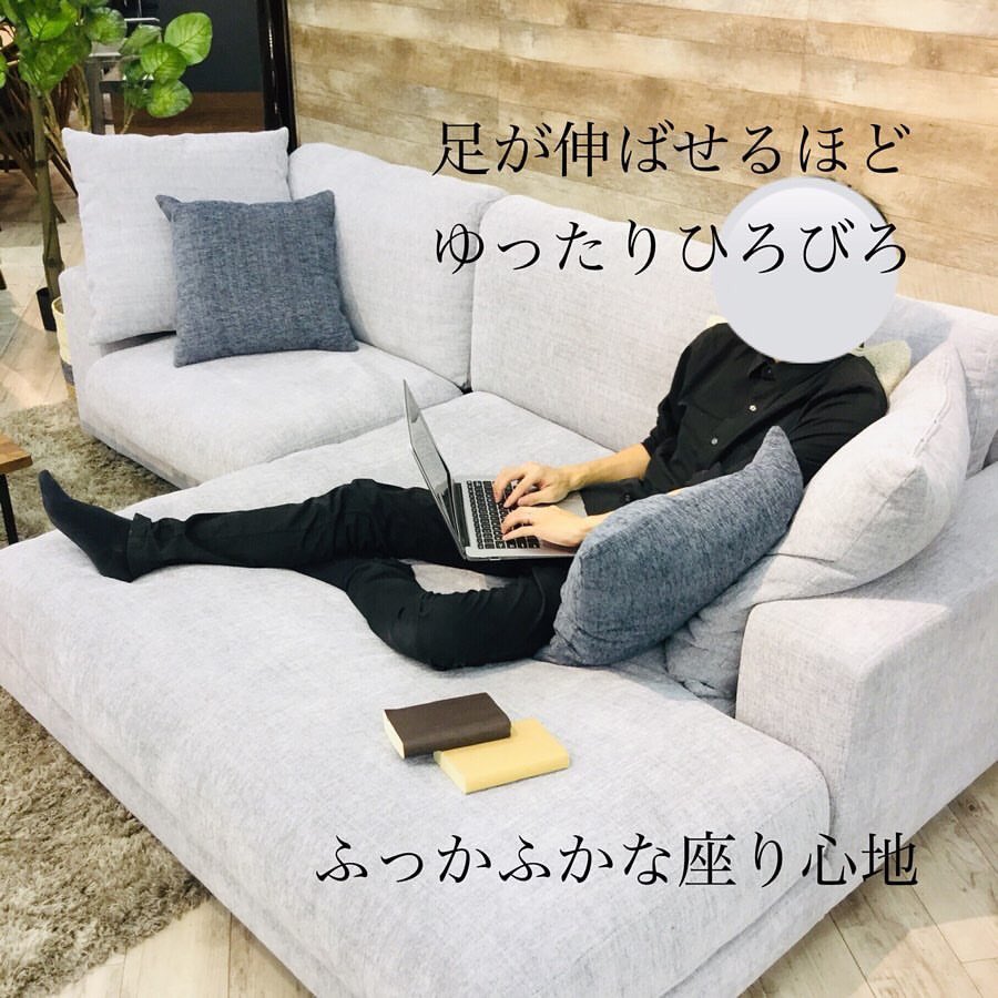 座面が広々ソファが入荷＼(^o^)／ 男性があぐらをかいて座っても 