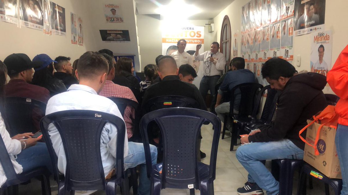 conpachosuarez's tweet photo. Hoy en nuestra sede Alicante y Diamante Oriental, en compañía de @GeromettaGian y @FabioEMiranda estuvimos en reunión con líderes que trabajan con arte, deporte y cultura. Nuestro compromiso es Mosquera. 💪🤝👉🗳4️⃣👈🎨🎭🎶🎸⚽️📚 #mosquera #conpachosuarez #compromisodecorazon #U4 https://t.co/ajbvJtpPaF