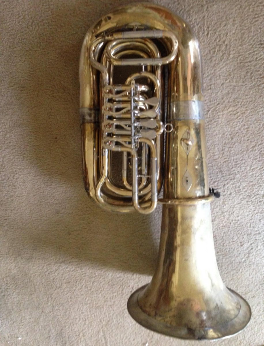 GeorgelopLopez's tweet image. Pretty crazy - this is the tuba that was used to kill JFK