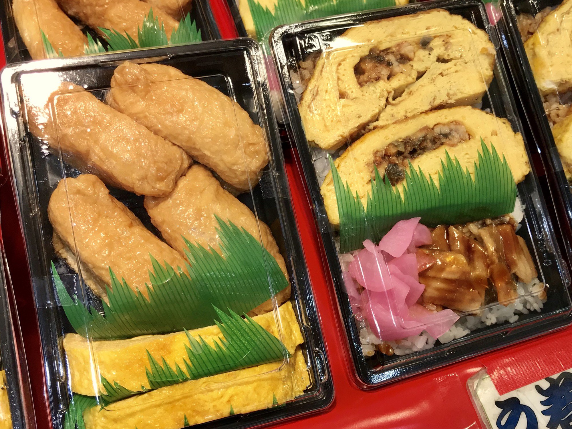 小田急百貨店 町田店 公式 ふっくら仕上げた鰻 厚焼き玉子入りの うなぎ 弁当 や 自慢のう巻きをド ンと詰めた う巻き弁当 などが並ぶのは 地下1階 食品催事場に出店している 遠野商店 の店頭 どれもボリューミーで美味しそうです 今日のランチ 小田急百貨店 町田店 公式 ふっくら仕上げた鰻 厚焼き玉子入りの うなぎ 弁当 や 自慢のう巻きをド ンと詰めた う巻き弁当 などが並ぶのは 地下1階 食品催事場に出店している 遠野商店 の店頭 どれもボリューミーで美味しそうです 今日のランチ