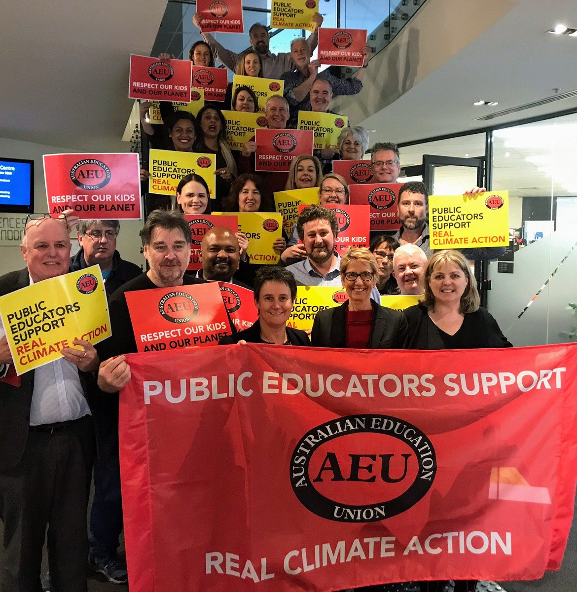 AEUfederal's tweet image. The AEU Federal Executive shows its full support for the rights of students to attend tomorrow's Student #ClimateStrike! 

We stand in solidarity with students who wish to make their voices heard about proper action to tackle climate change.