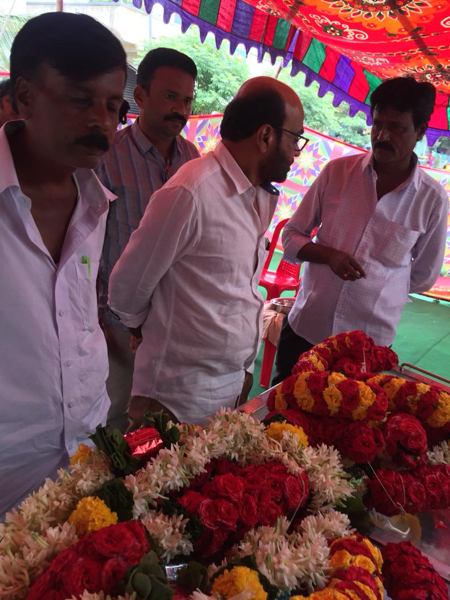 YscrCp's tweet photo. అనంతపురము 5వ రోడ్డుకి  చెందిన రఘునాథ్ రెడ్డి  గారి తండ్రి నరసింహ రెడ్డి గారు నేడు మరణించారు వారి తండ్రి మృతికి నివాళులు అర్పిస్తున్న #అనంతచంద్రారెడ్డిగారు https://t.co/xEZP4cjO30