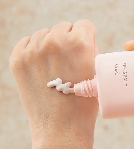 Bubiim11's tweet photo. Innisfree Tone Up No Sebum Sunscreen SPF 35 PA+++ 
🌞ช่วยปรับสีผิวให้ขาวอมชมพูและยังช่วยพรางรูขุมขนให้ผิวหน้าเรียบเนียนขึ้นดูกระจ่างใสขึ้น เปล่งปลั่ง ทาง่าย 
กันแดด + เมคอัพเบสในตัว

ขนาด 50 ml ราคา 318 บาท 
#howtoperfect #innisfree #กันแดด #สกินแคร์เกาหลี #ใช้ดีบอกต่อ #ถูกและดี https://t.co/FQeRoiputl