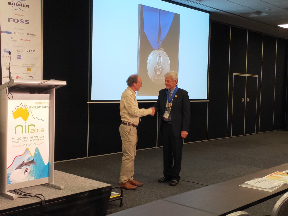 Tom Fearn presents Karl Norris medal to Graeme Batten. Congratulations Graeme. #icnirs <a href="/Nir2019Aus/">NIR2019</a> <a href="/NStralia/">NIRStralia</a> @destgc