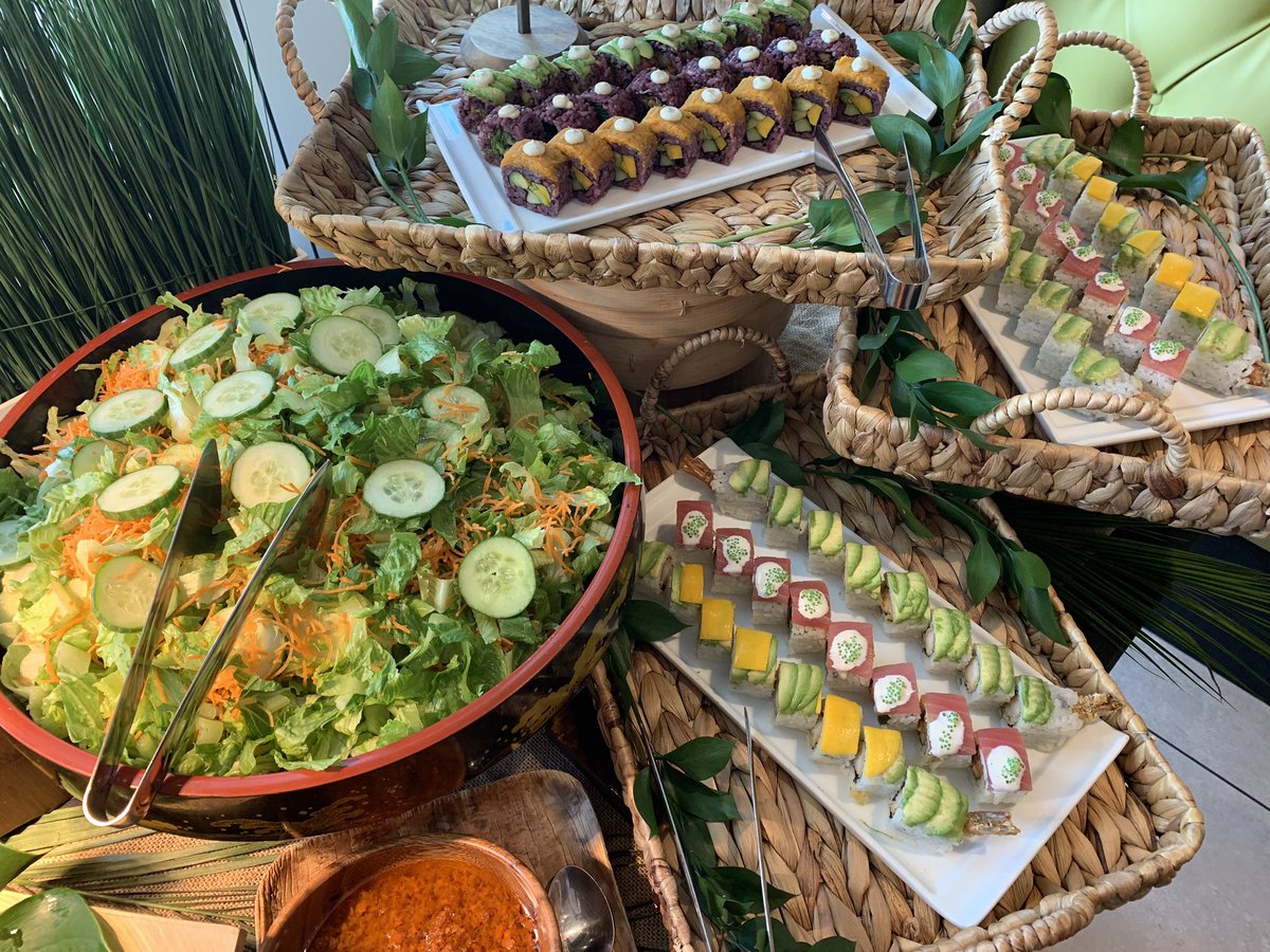 VeritageMiami's tweet photo. 🍱 Today was a very maki Wednesday at @gosushimaki where @VeritageMiami connected with local foodies via #sushirolls, #dumplings, #bobatea and #thaidonuts. #MiamiFoodiesUnite https://t.co/rTcxcI4feY