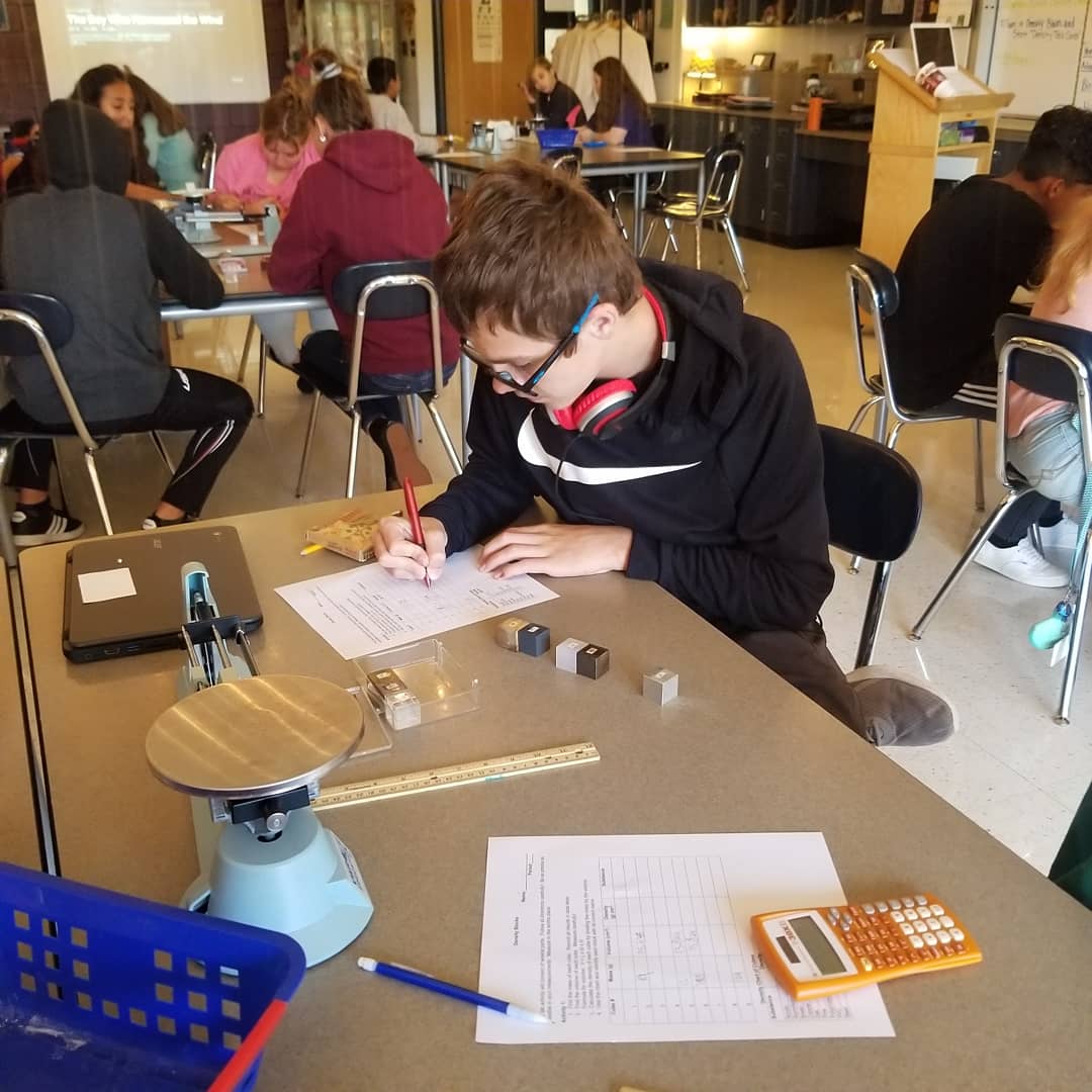 mshagenscience's tweet photo. Eighth grade scientists are identifying blocks of a mystery material by calculating the densities of the blocks!
.
.
.
#bhwarriorpride #llawarrior #iteach8thgrade #iteachmiddles #iteachscience https://t.co/ho4L6kendx