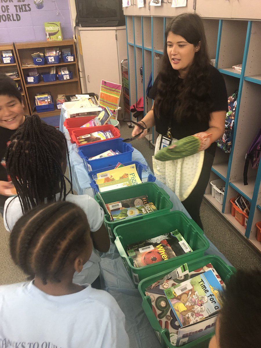 AmyBarkera2's tweet photo. Its the day before rock your school but this 3rd grade teacher rocked it out early with a Reading retell restaurant style w/ a book buffet and summarizing sandwiches! 3rd grade reading rocks at Fairview Elementary #believeintheview #fairviewelementary #rockyourschool @Piperreads https://t.co/FxiZmDzybp