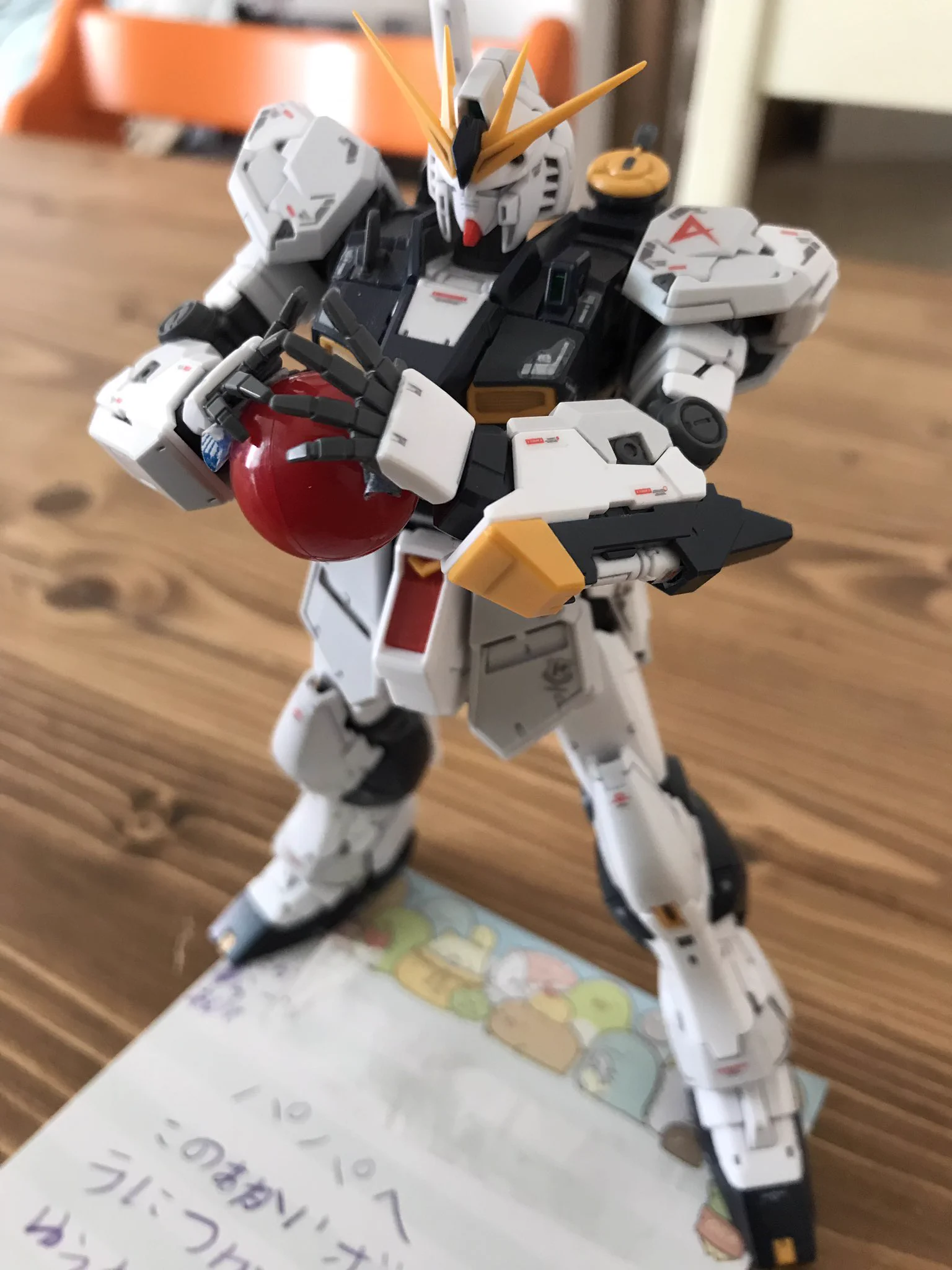 娘に赤いボールをプレゼントされた結果？νガンダムに破壊されたサザビーになったwww