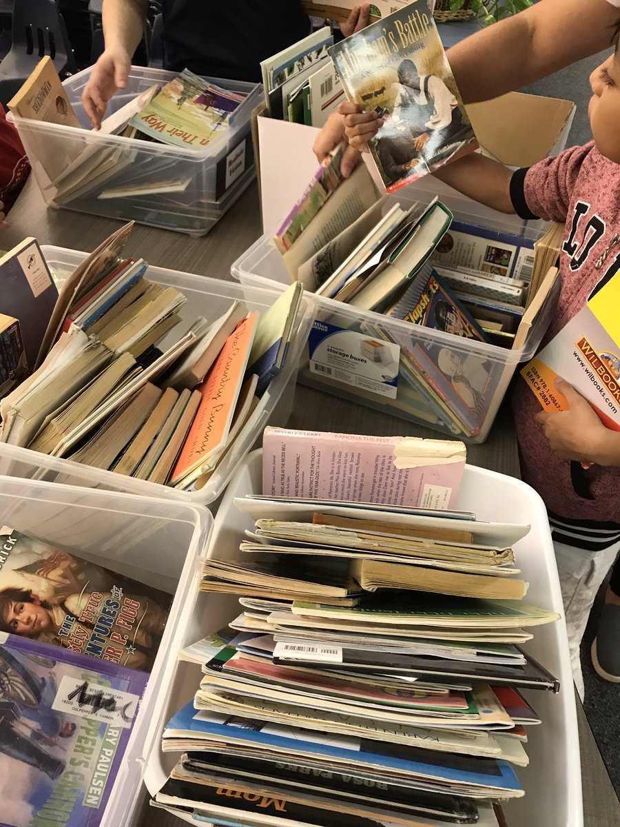 BestElemLibrary's tweet photo. Families who braved the weather for Open House got their pick of free books!  @Alief_Libraries @Best_Bulldogs https://t.co/ixELyhD3im