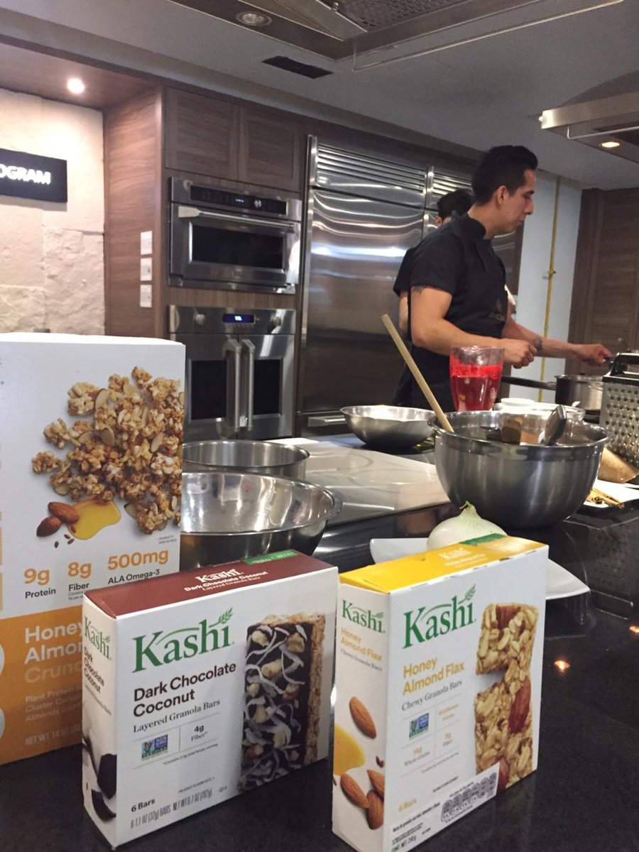 FoodandTravelMX's tweet photo. Visitamos a nuestros amigos de #iomabe #PrimeBlendMabe, donde se llevó a cabo Local Kitchen, presentado por #MiscelaneaArtesanal, evento que reúne lo mejor de productos veganos de #KashiMexico https://t.co/x7ca6S3Z54