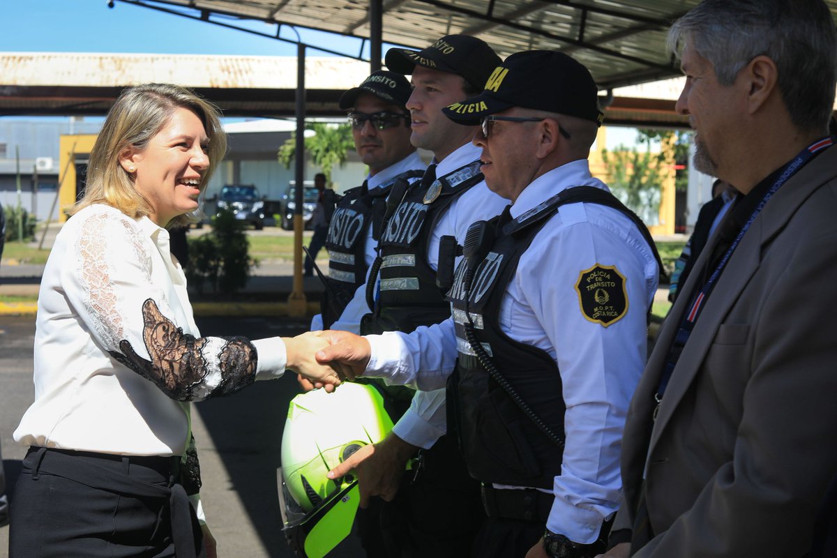 ClaudiaDobles's tweet photo. Policía de Tránsito inició la transición a la movilidad eléctrica con la adquisición de 10 motocicletas 100% eléctricas, más capacitaciones a los oficiales y la instalación de centros de carga.

Los ahorros por no uso de combustible y mantenimiento llegan a ¢57 por km recorrido. https://t.co/hAIX8kaMJ4