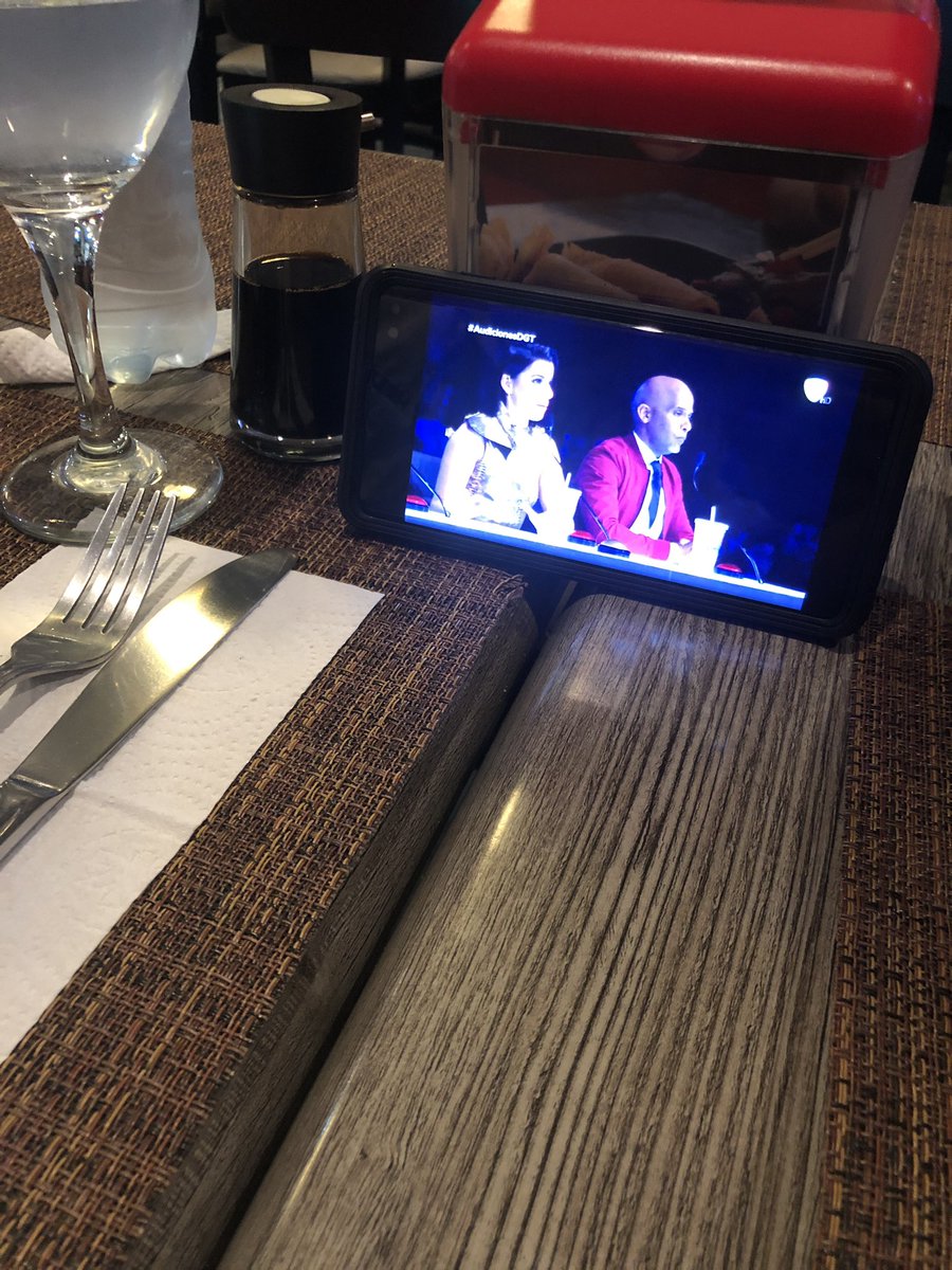 MariaAngelicaU's tweet photo. Cuando sales a cenar pero no te quieres perder @DominicanasGT Excelente chicos! 👏🏻👏🏻 https://t.co/6Q7lJYpqGV