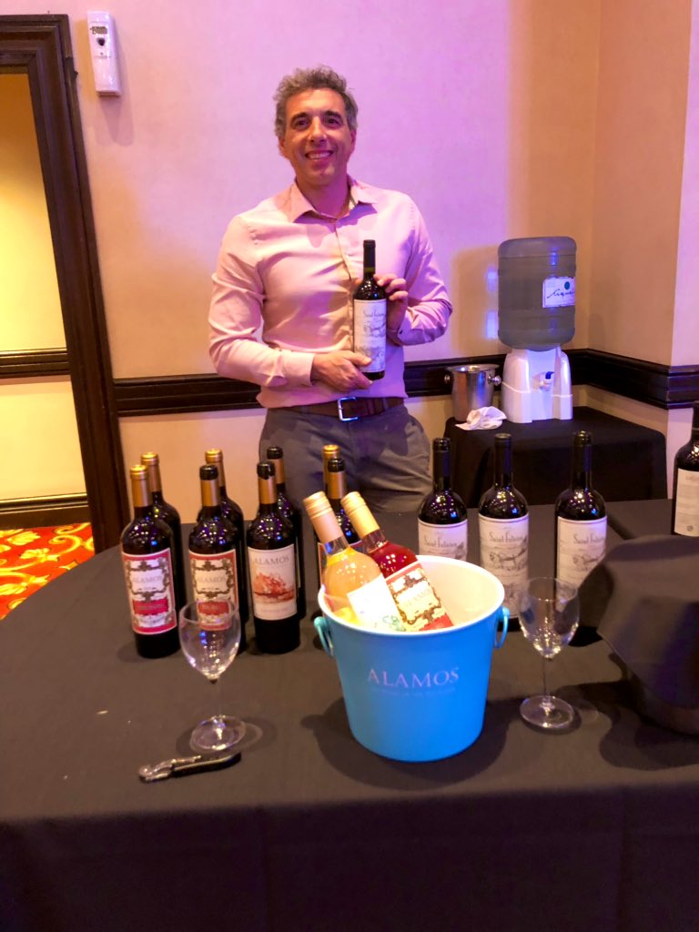 Presentamos las nuevas etiquetas de <a href="/AlamosWinesAr/">Alamos Wines ARG</a> en la Expo Vinos #Neuquén 2019 organizada por vinoteca La Masia. Gran noche para los amantes del #vino @sancatta <a href="/TomyBodegas/">Tomas Matias</a>