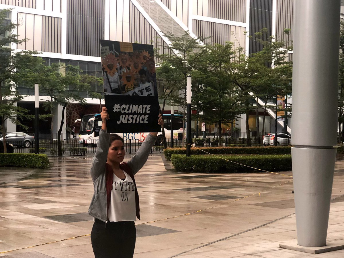gpph's tweet image. THIS is what courage looks like: Marinel Ubaldo, super-typhoon Haiyan survivor, is back in front of the Shell headquarters in Manila demanding #ClimateJustice. 

Stand with her &amp;gt;&amp;gt; act.gp/30fTKrS

#ClimateEmergencyHour
#ClimateStrike