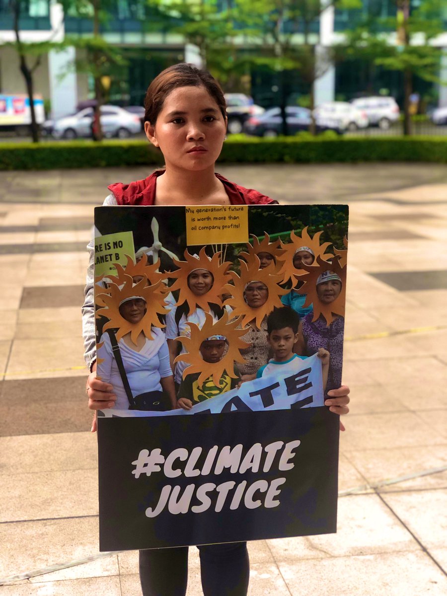 gpph's tweet image. THIS is what courage looks like: Marinel Ubaldo, super-typhoon Haiyan survivor, is back in front of the Shell headquarters in Manila demanding #ClimateJustice. 

Stand with her &amp;gt;&amp;gt; act.gp/30fTKrS

#ClimateEmergencyHour
#ClimateStrike