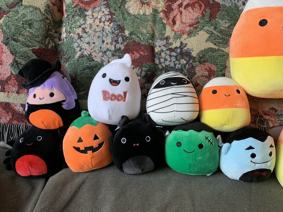 art_starling's tweet photo. In case you are all wondering what it’s like to run an Etsy that makes creepy care packages🎃 (yes, I do want them all for myself😭) 🖤 https://t.co/IdoFUUiedx