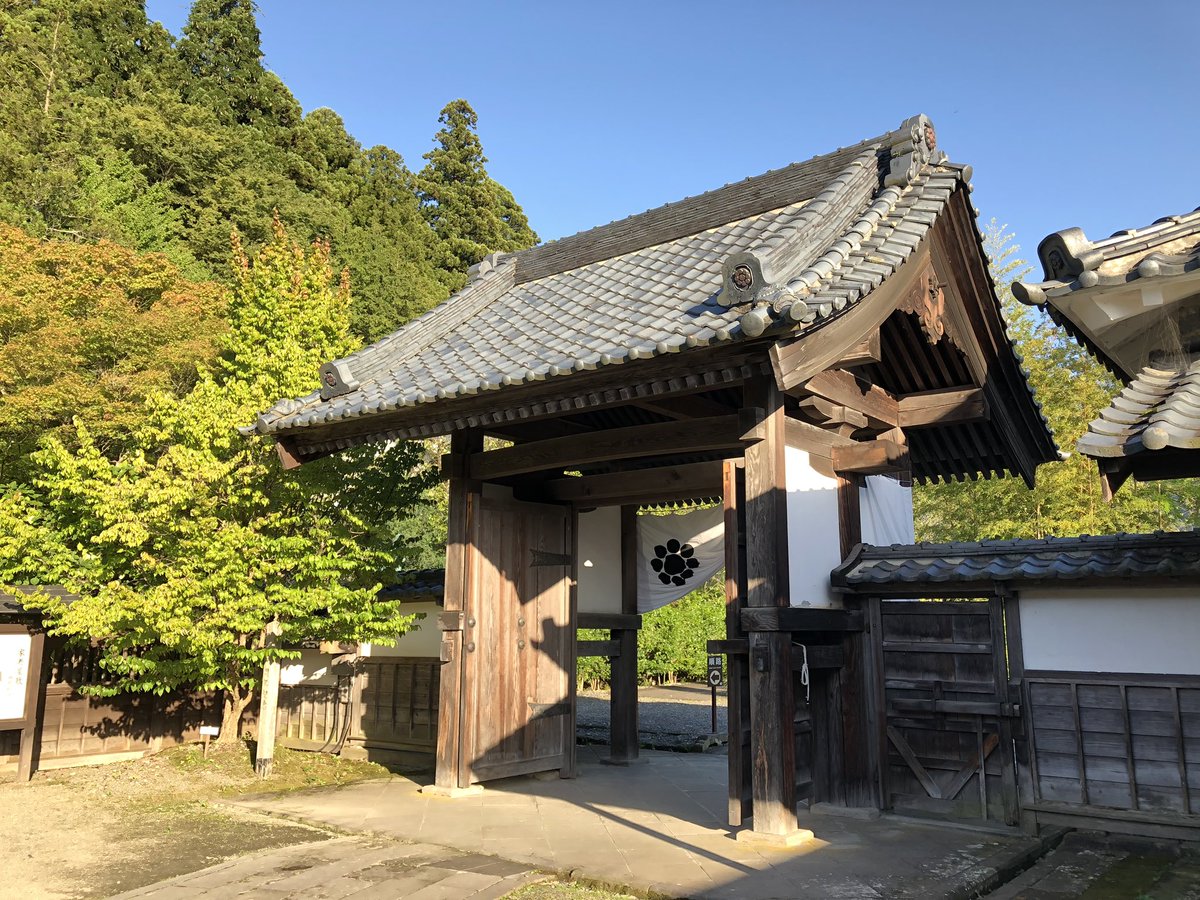 #東日本旅 7日目⑤
二時間ほど歩いて反対側のビジターセンター着。季節限定の山塩レモンラーメン！٩( 'ω' )و ウマーイ
戻って会津若松。残り時間、家老屋敷が庭から建物まで完全再現されている武家屋敷へ。資料写真いっぱい撮れた！… 