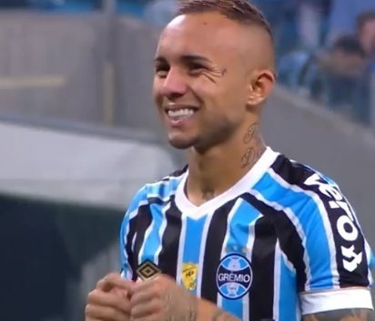 Faaiker_'s tweet photo. vendo esse jogo horroroso /// lembrando que o Grêmio conseguiu ser eliminado pelo athletico https://t.co/cMA5sVD2m3