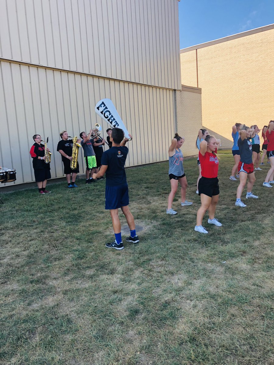 franklin_cheer's tweet photo. Practicing with the Marching Wildcats #weloveourband #workingtogether https://t.co/EaDb39XDwX