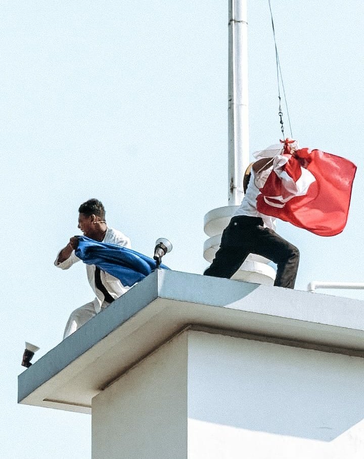 Sapawarga Kota Sby On Twitter Penolakan Belanda Dibarengi Dengan Meletusnya Insiden Kecil Di Depan Hotel Yamato Arek Arek Suroboyo Bersama Sama Naik Ke Atap Hotel Menurunkan Bendera Triwarna Belanda Merobek Bagian Birunya Dan Mengibarkan Sapawarga Kota Sby On Twitter Penolakan Belanda Dibarengi Dengan Meletusnya Insiden Kecil Di Depan Hotel Yamato Arek Arek Suroboyo Bersama Sama Naik Ke Atap Hotel Menurunkan Bendera Triwarna Belanda Merobek Bagian Birunya Dan Mengibarkan