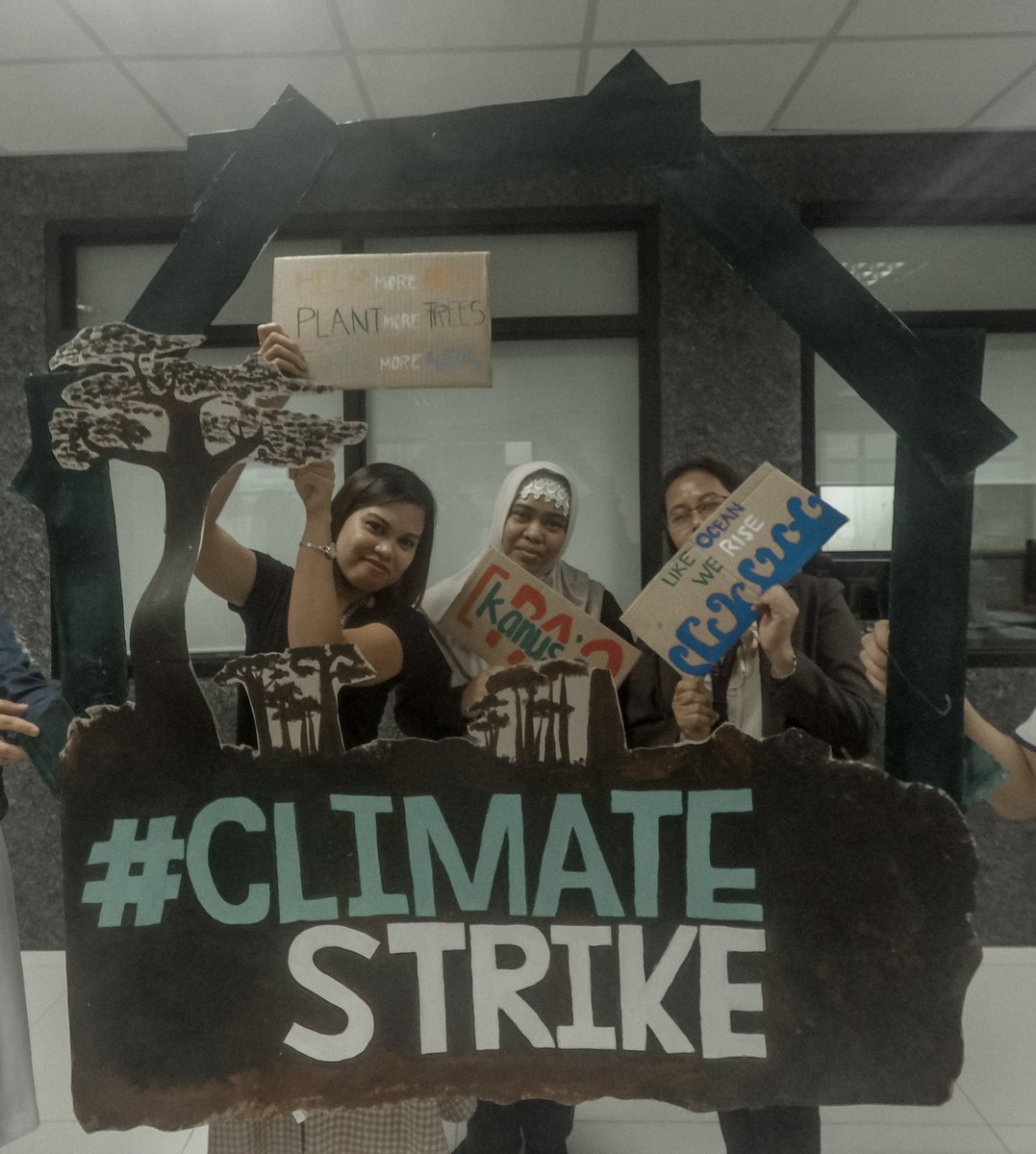 EcoteneoSAMAHAN's tweet photo. LOOK | The administrators and non-teaching staff show their support for the Envi-Rally on September 20 and Climate Strike on September 27! 🌿
Kanus'a Pa? Say "NOW" to Climate Action!🌍
#EcoWeek2019🌿
#Kanus'aPa?😯
#SayNowToClimateAction⛅ https://t.co/slWddbAr81
