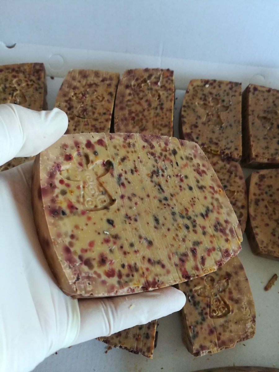 AromiGli's tweet photo. Prodotti per la cura del corpo naturali e fatti a mano; più info/more info ➡ https://t.co/d8oZrsfMPd
#handmadesoap #soap #gliaromidicleopatra👁 #Vegan #veganlife #natural #naturalbeauty #bio #ecofriendly #palmoilfree #giftideas #naturalhealth #lifacciamonoi🍃 #christmasgifts https://t.co/R3yeu3nyCQ