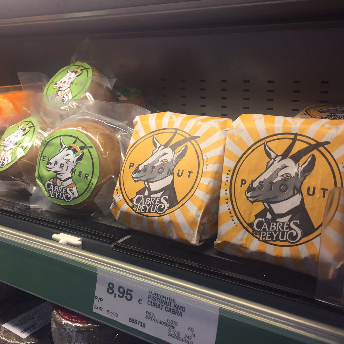 #ELPRIMER i el #PISTONUT esperant-vos als prestatges de <a href="/bonpreuesclat/">Supermercats Bonpreu i Esclat</a> Les <a href="/CabresPeyu/">CabresPeyu</a> van creixent. Em carda més il•lusió això que anar a votar (que cre que no hi aniré)