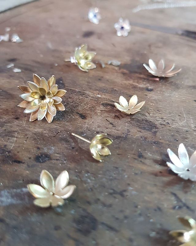 New bits blooming on the bench, to be revealed at Goldsmiths' Fair, opening next week! Find me and the finished articles on Stand 55.

Starting on Tuesday 24th September, tickets are available @goldsmithsfair ift.tt/309PwpK