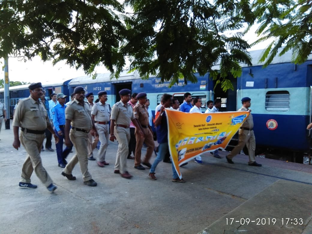WBPolice's tweet photo. Katwa GRPS of #HowrahGRP  organized an awareness programme on against use of plastic in train and railway station. 
#AwarenessIsTheKeyOfSafety https://t.co/6o9zbHdKNT