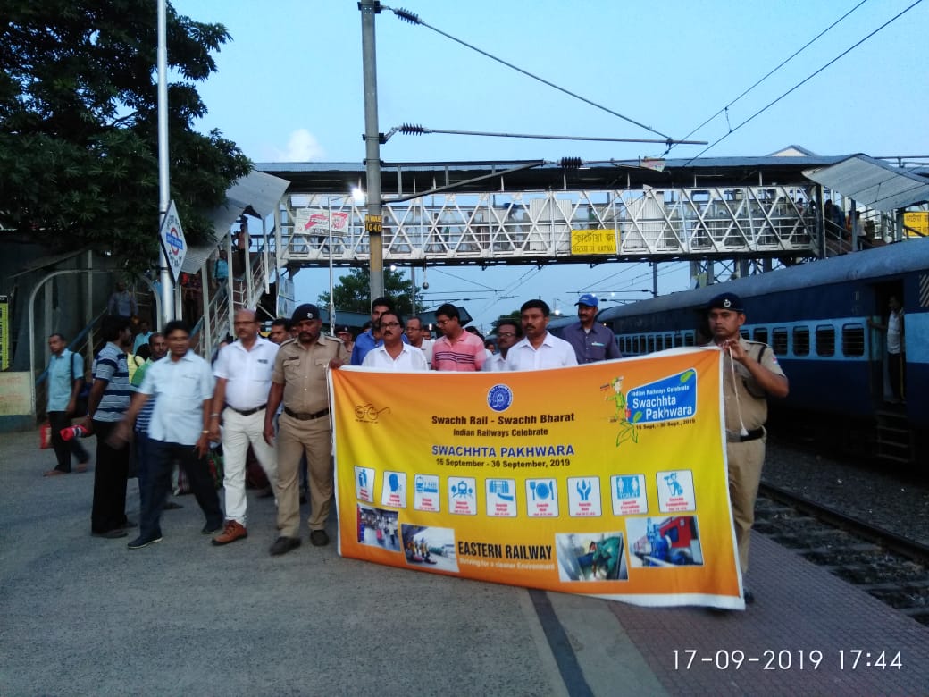WBPolice's tweet photo. Katwa GRPS of #HowrahGRP  organized an awareness programme on against use of plastic in train and railway station. 
#AwarenessIsTheKeyOfSafety https://t.co/6o9zbHdKNT