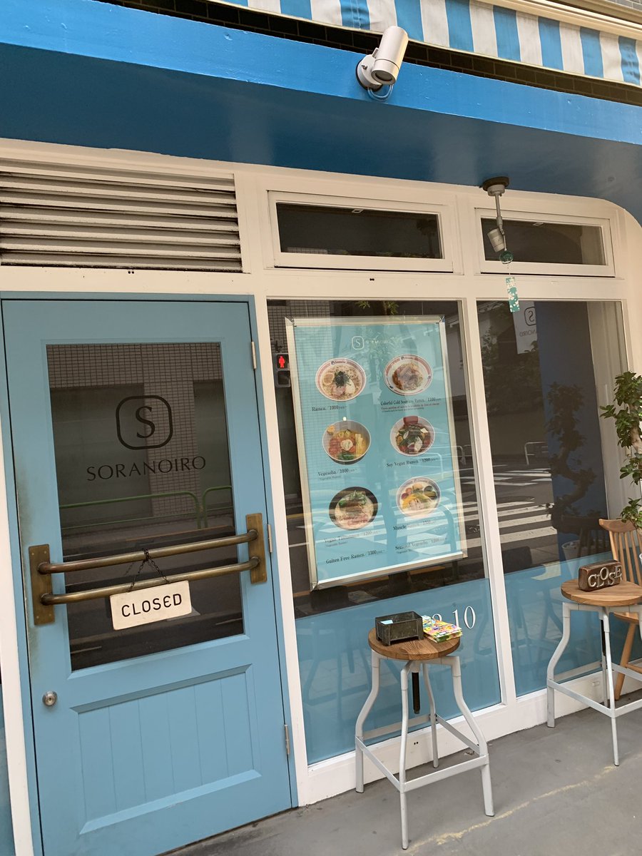 チョコレートくん 噂のタピオカ入りチョコミントラーメン 18時から提供されるので 今並んでるんだ