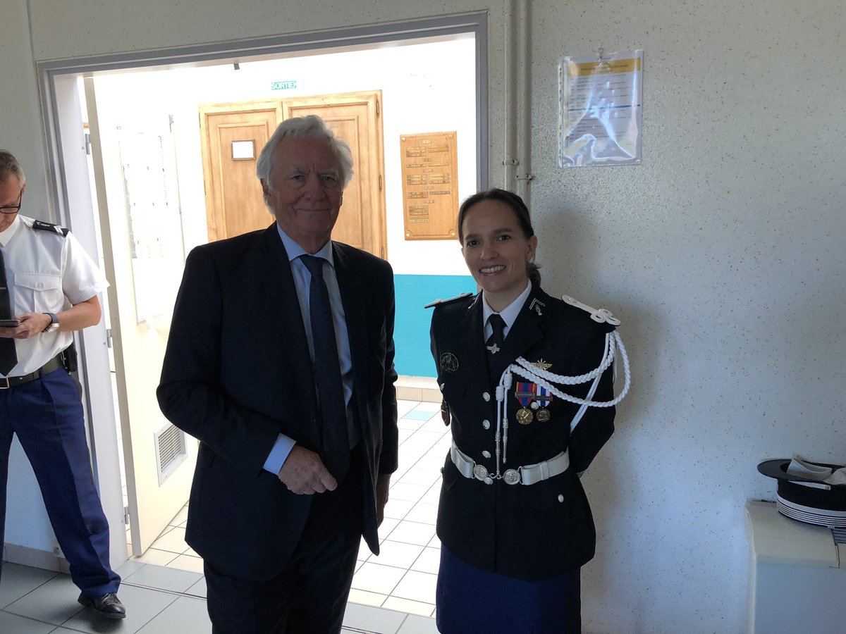 jpabelin's tweet photo. Prise de commandement du lieutenant-colonel Sophie Périgord qui succède au commandant Bracq à tête de la compagnie de gendarmerie de l’arrondissement de #Châtellerault devant de nombreux maires et conseillers départementaux du Nord Vienne. Je lui souhaite la bienvenue. https://t.co/MqEg1gvlVw