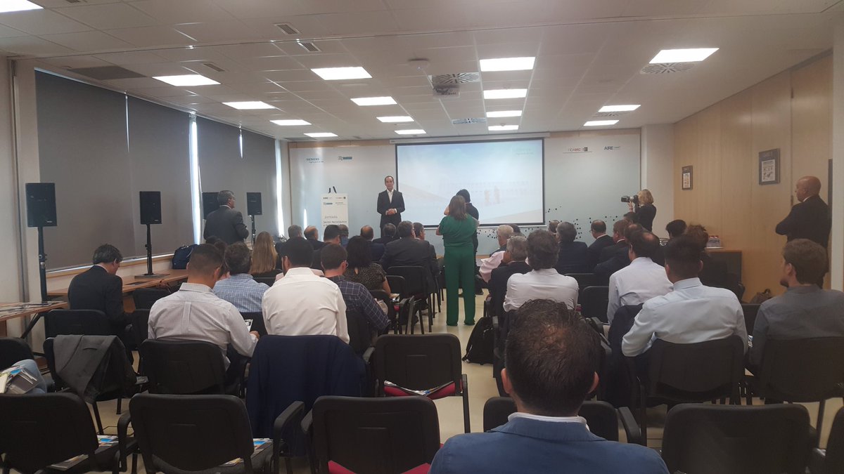 flynewsmagazine's tweet image. Feliz Domínguez de #FIDAMC da la bienvenida a los asistentes a la jornada sobre Sector Aeronáutico e industria 4.0 organizada por Fly News, periódico Aire y @siemens_ind #aeronautica40